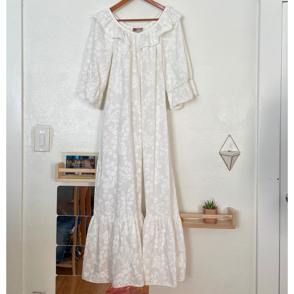 Hilo Hattie Hawaiian Original Vintage White Floral Muumuu Dress Pockets Medium